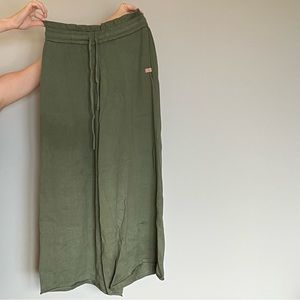 Lunya Size Small Sweater Lounge Pants Wide Leg in Beautiful green. NEVER WORN!